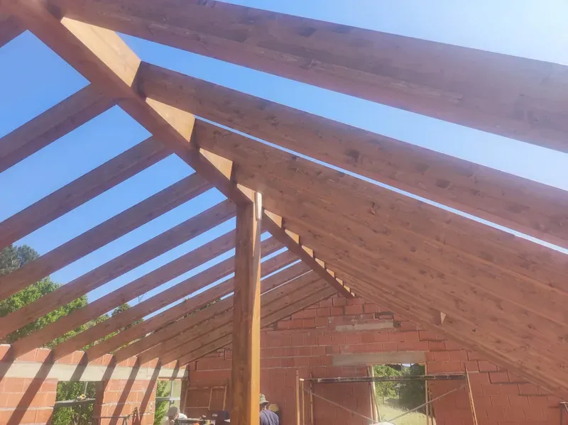 Estructura de vigas de madera de una cubierta
