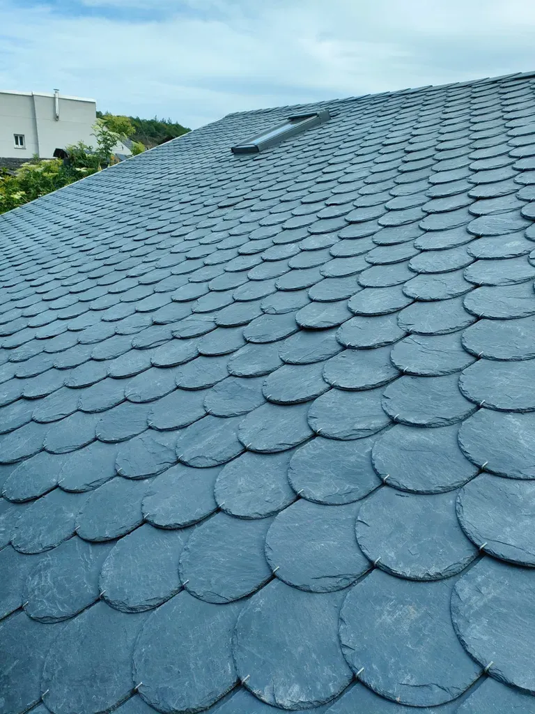 Tejado de pizarra natural con colocación en escama